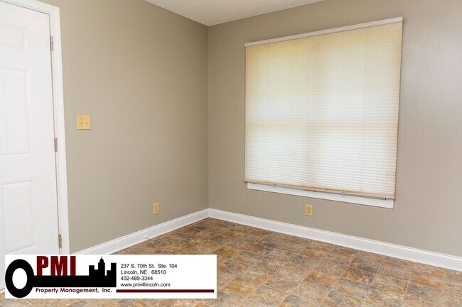 Building Photo - 3 Bedroom and 1.5 bathroom Duplex for rent