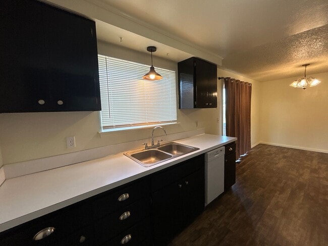 Building Photo - 3 Bedroom / 1 Bathroom home in Metolius