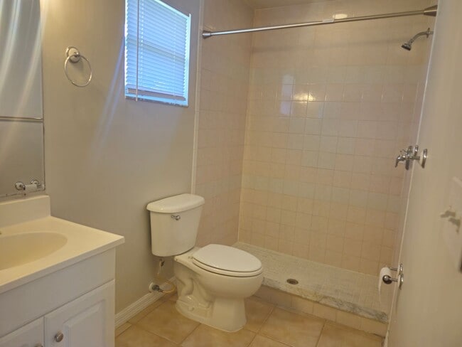 Building Photo - 3 bedroom 2 bath 1 car garage duplex
