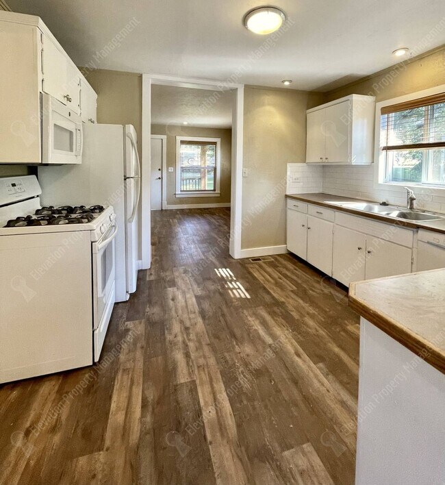 Building Photo - Super charming 2 BR cottage on the westside of Bend!