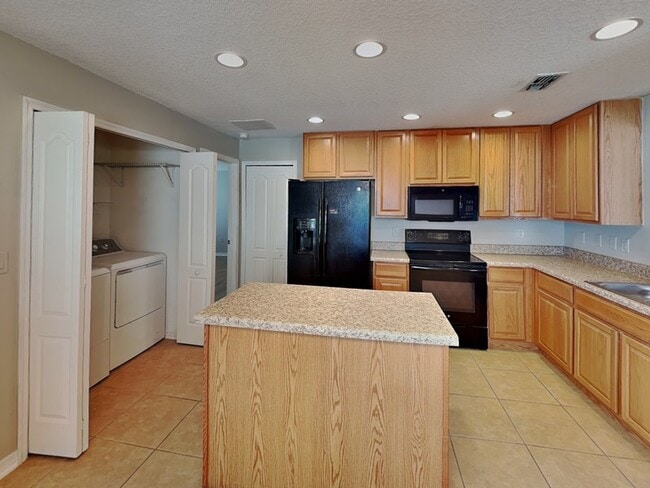 Building Photo - 1043 Bethpage Rd