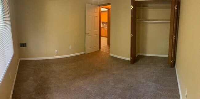 Building Photo - Spacious 1/1 in a great location! Call for...