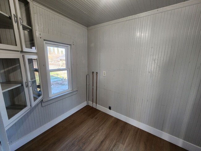 Building Photo - 555 Wallis Ave