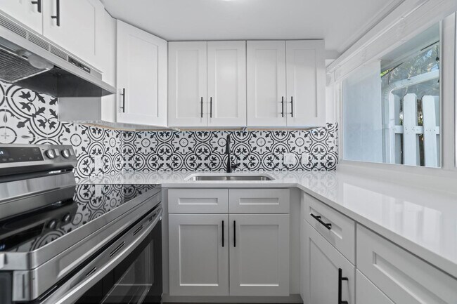 Building Photo - 1951 NE 51st St