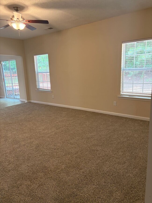 Building Photo - Large Home in Established Neighborhood