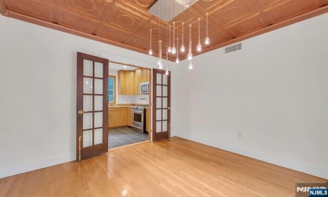 Building Photo - 278 Maple St