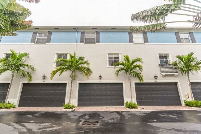 Building Photo - Gorgeous 2 bed 2.5 bathroom townhouse in d...