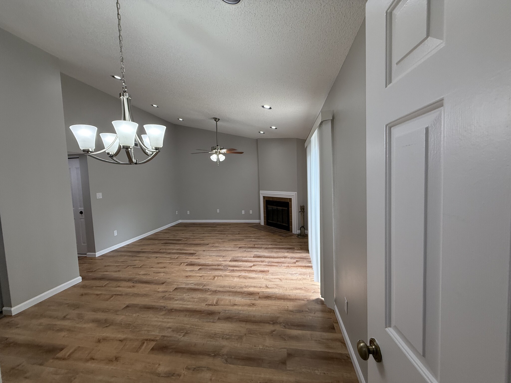 Building Photo - 1686 E Swan Cir