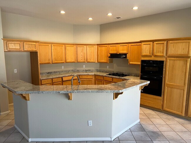 Building Photo - 4 Bedroom with Bedroom Downstairs, Pool, O...