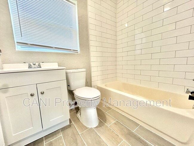 Building Photo - 418 Charles St