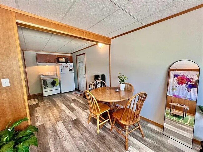 Building Photo - 553 Lemon St N