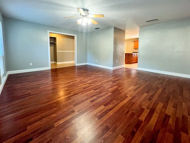 Building Photo - Pet Friendly 5BR/3BA Pool home in Northwoo...