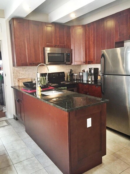 Building Photo - 1704 Oak St