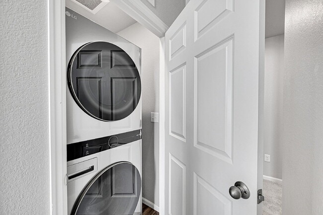 Building Photo - $3,195, 3 bed, 3.1 bath, located in Broomf...