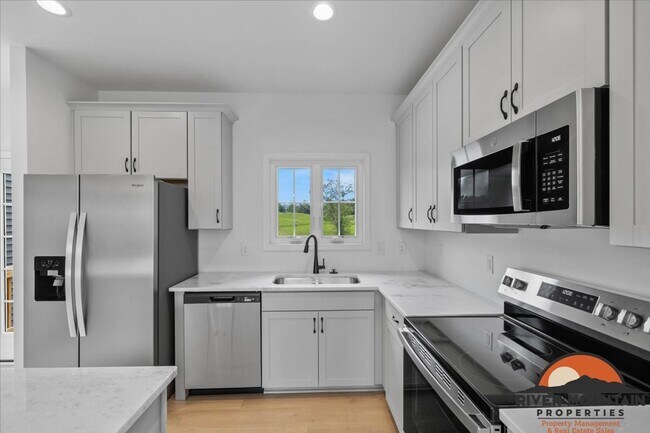 Building Photo - Spacious Townhome with Garage and Bonus Space in Blacksburg
