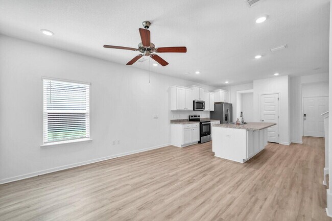 Building Photo - 30 Sandywoods Ct