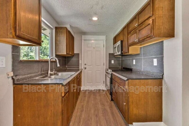 Building Photo - 404 Mountain View Dr