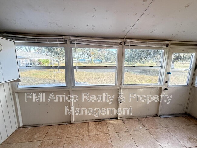 Building Photo - 2202 Clubhouse Dr