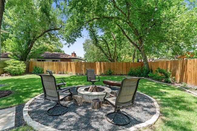 Building Photo - 3112 Val Dr