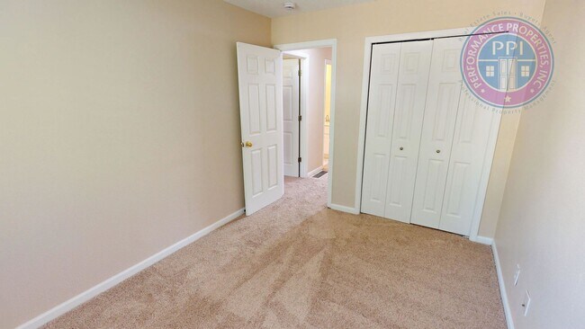 Building Photo - Bethany - Desirable Kaiser Woods / Beautif...