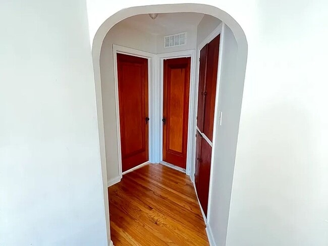 Building Photo - Walking Distance from Downtown!!!