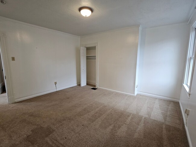 Building Photo - Spacious 3 bedroom 1 bath townhouse for re...