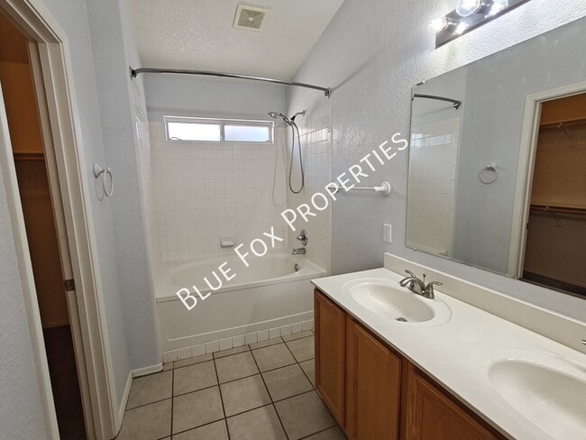 Building Photo - 7960 S Lennox Ln