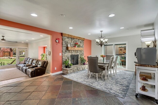 Building Photo - Beautiful 5-Bedroom Home in Sandy!