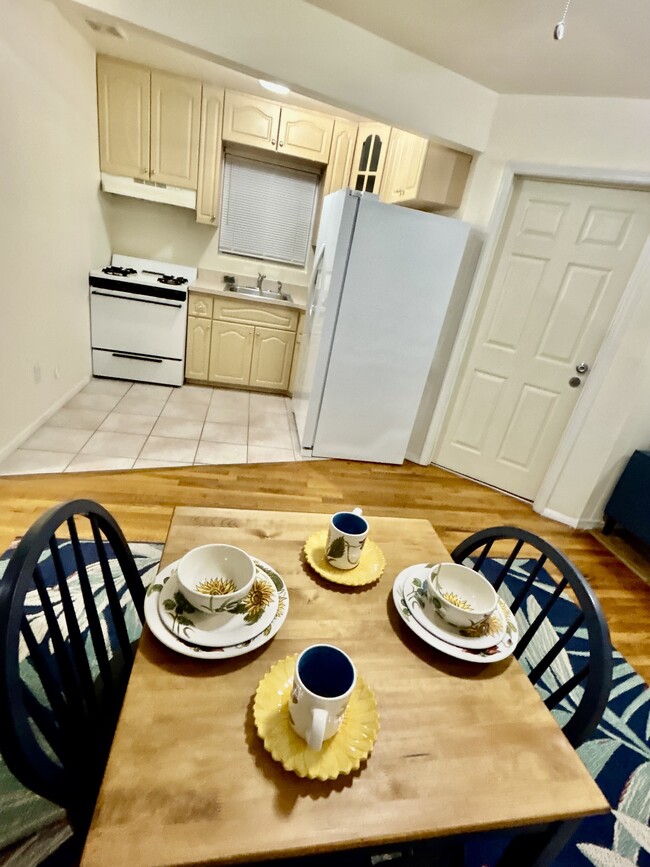 Kitchen adjacent to dining area - 21934 143rd Ave