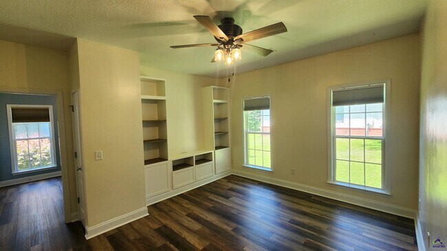 Building Photo - 502 Woods Edge Way