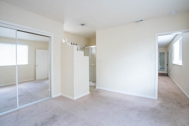 Building Photo - CLEAN CUTE SOUTH VALLEY 3 Bedroom  2 Bath