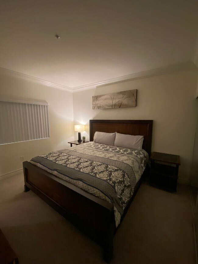 Building Photo - Charming Fully Furnished 1 Bedroom Condo: ...