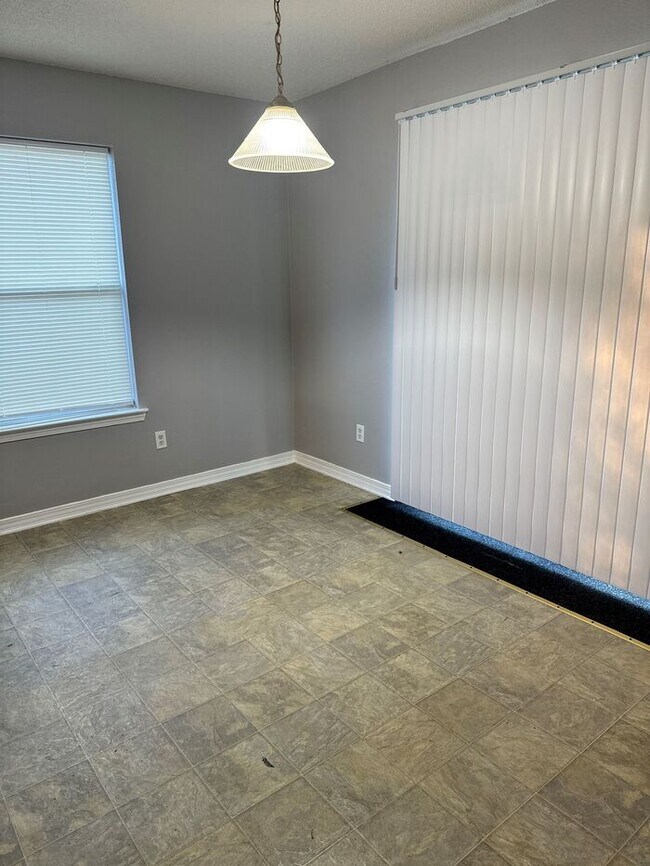 Building Photo - 3/2 Cottage in Maple Oaks Subdivision with garage