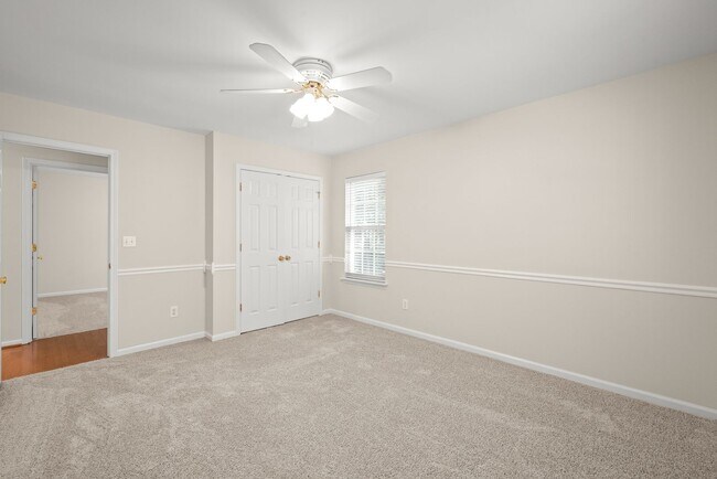Building Photo - 3 Bedroom w/ 2 car Garage (Landscaping is ...