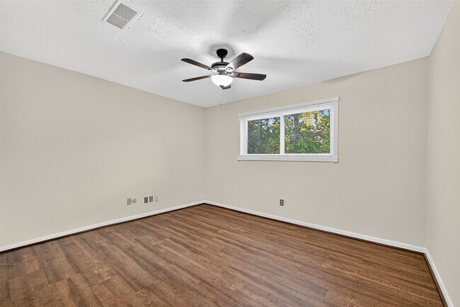 Building Photo - 812 Fleetwood Pl Dr