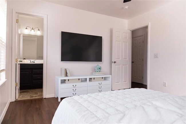 Building Photo - 915 E Perkins Ave