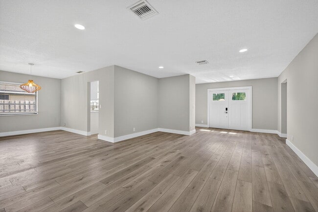 Building Photo - 1202 Essex Dr