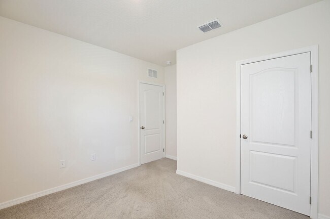 Building Photo - Beautiful 4 Bedroom, 2 bath home is Available for Rent in the Forest Lake Community!