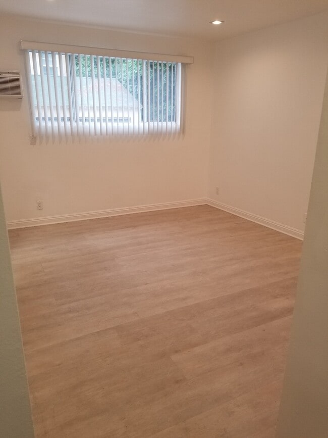 Building Photo - 1132 S Oakhurst Dr