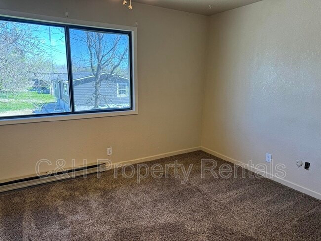 Building Photo - 405 Roxy Ln