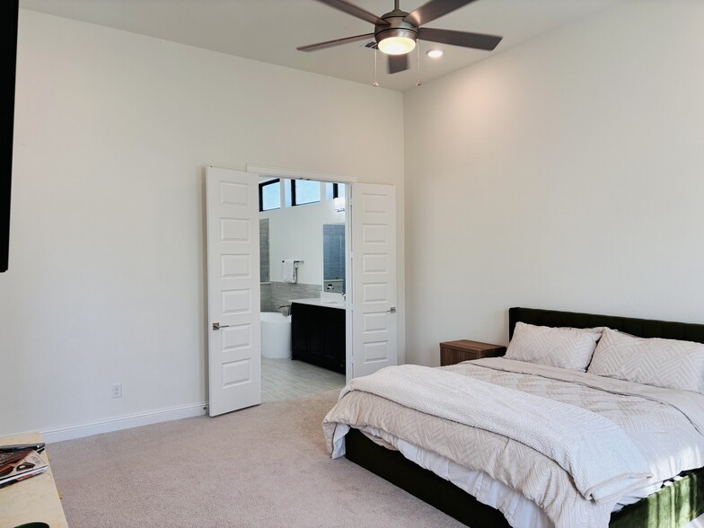 Building Photo - 4611 Columbus Dr