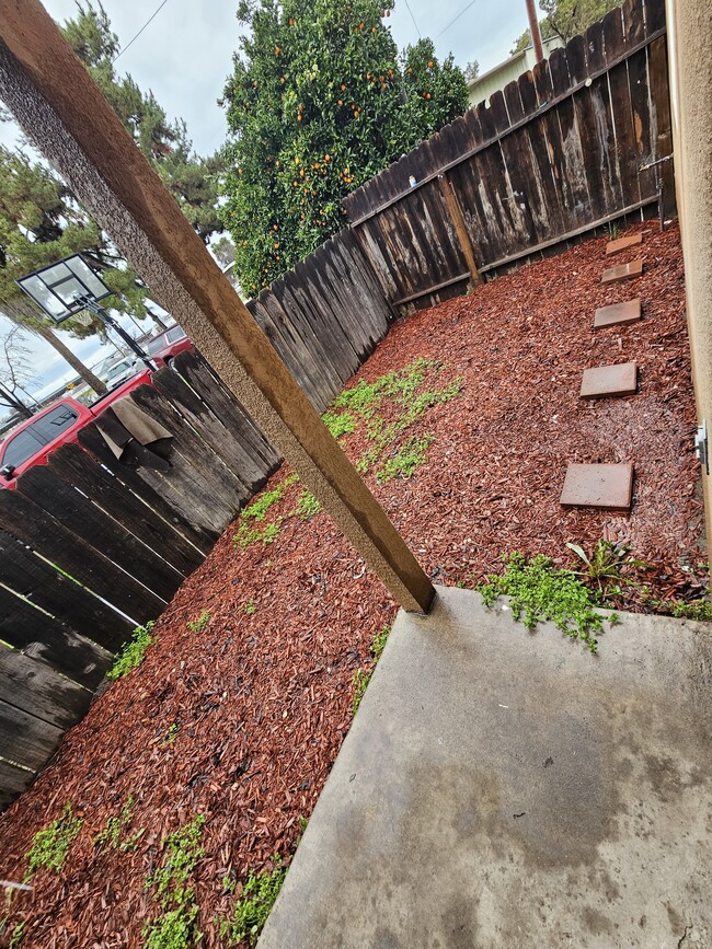 Building Photo - 744 S Roche St