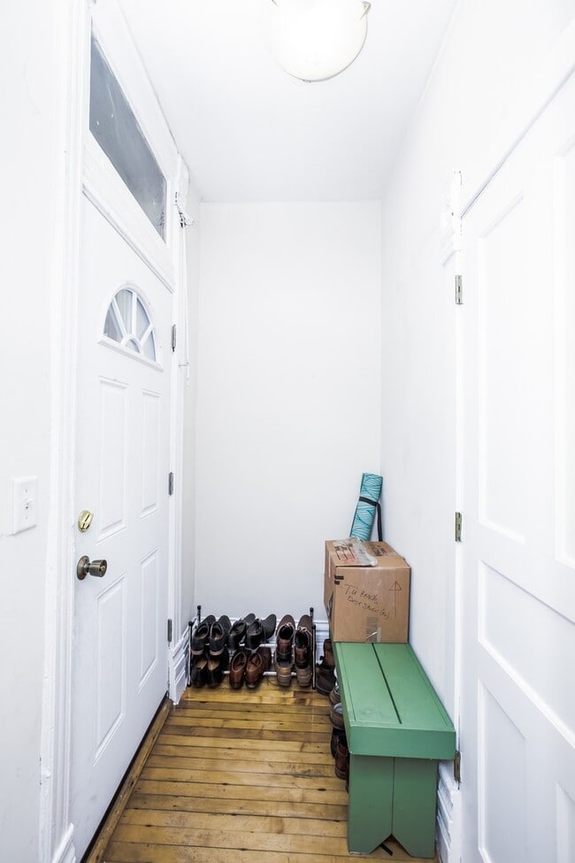 Building Photo - Spacious 1bed in Bucktown!  Central Air, Dishwasher, FREE Laundry & Internet!