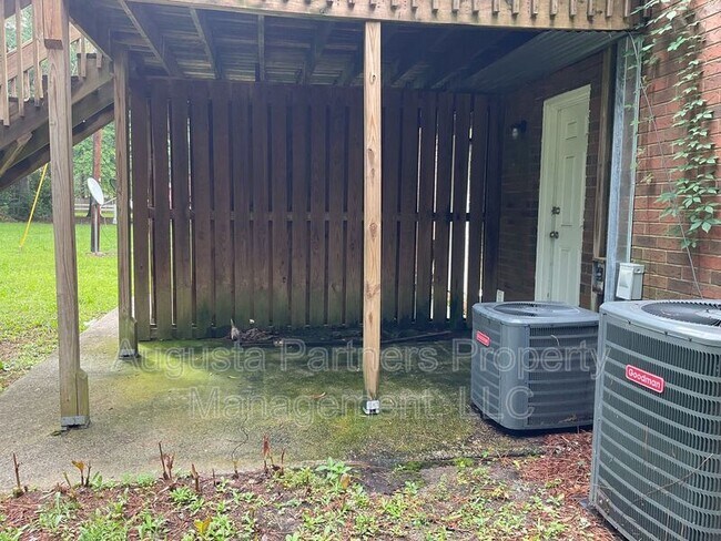 Building Photo - 1546 Hamilton Dr