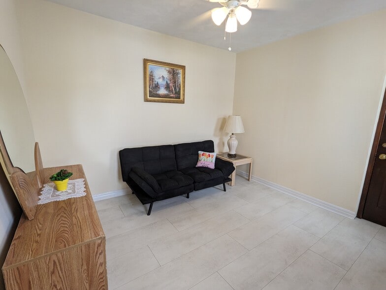 Building Photo - 905 W 9th St