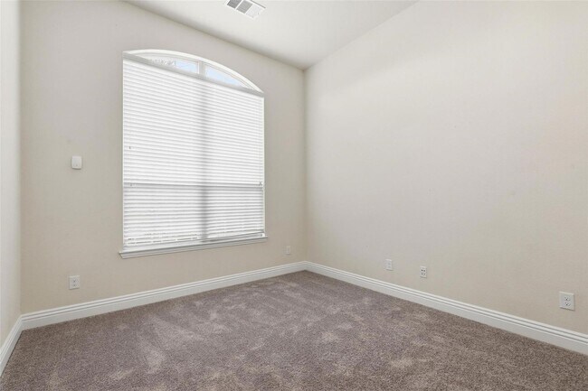 Building Photo - Spacious 5-Bedroom Living in the Heart of Willow Ridge Estates $500 OFF First Month’s Rent – Move...