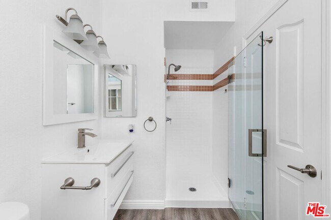 Building Photo - 9800 Vidor Dr