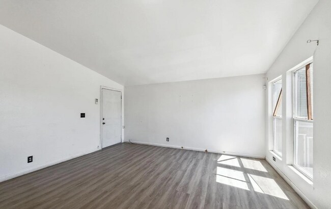 Building Photo - Charming Laurel District Apartment with Mo...