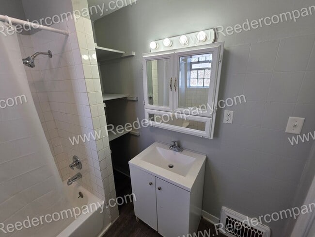 Building Photo - 3 bedroom 1 bathroom house in East Chicago