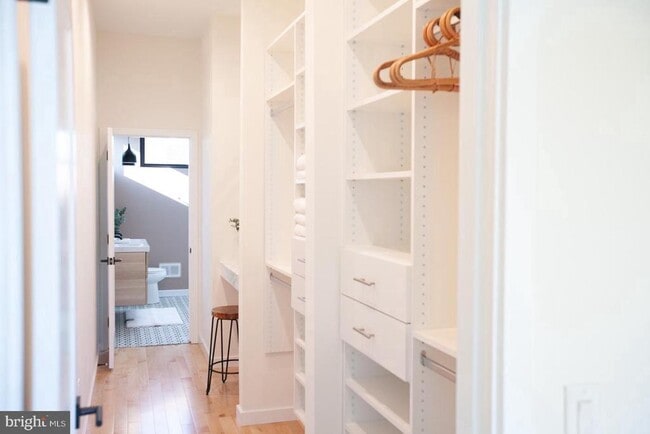 Building Photo - 2539 Collins St